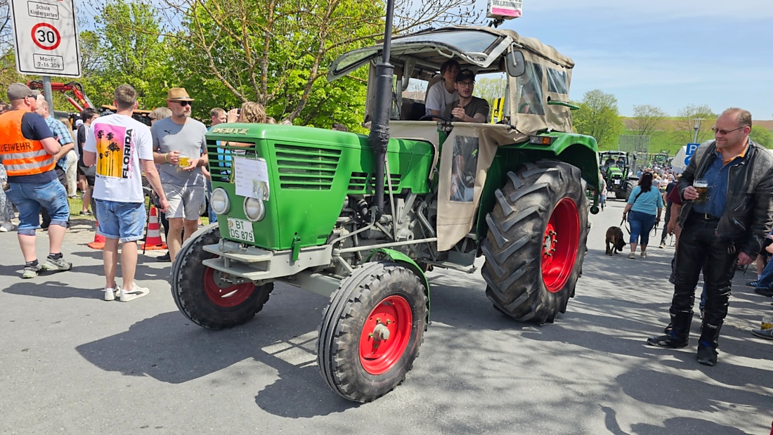Bulldogtreffen in Kirchenpingarten... die Ausfahrt um 13:30Uhr.
Hunderte Oldtimer-Schlepper nahmen an der Rundfahrt teil.
Zahlreiche Besucher staunten und jubelten den Schleppern und deren Fahrern zu.