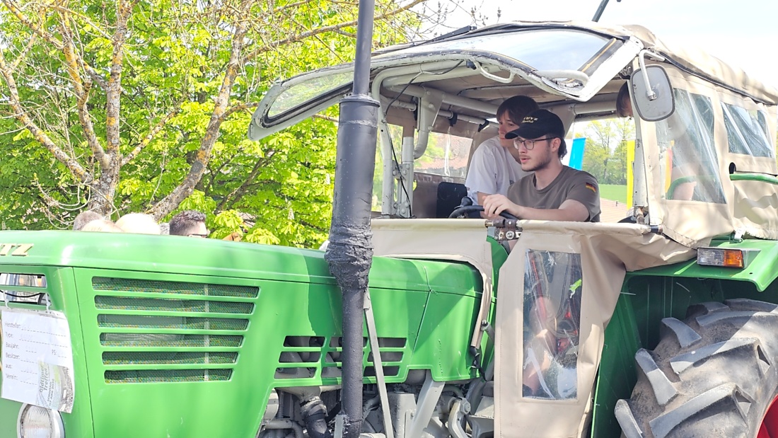 Bulldogtreffen in Kirchenpingarten... die Ausfahrt um 13:30Uhr.
Hunderte Oldtimer-Schlepper nahmen an der Rundfahrt teil.
Zahlreiche Besucher staunten und jubelten den Schleppern und deren Fahrern zu.