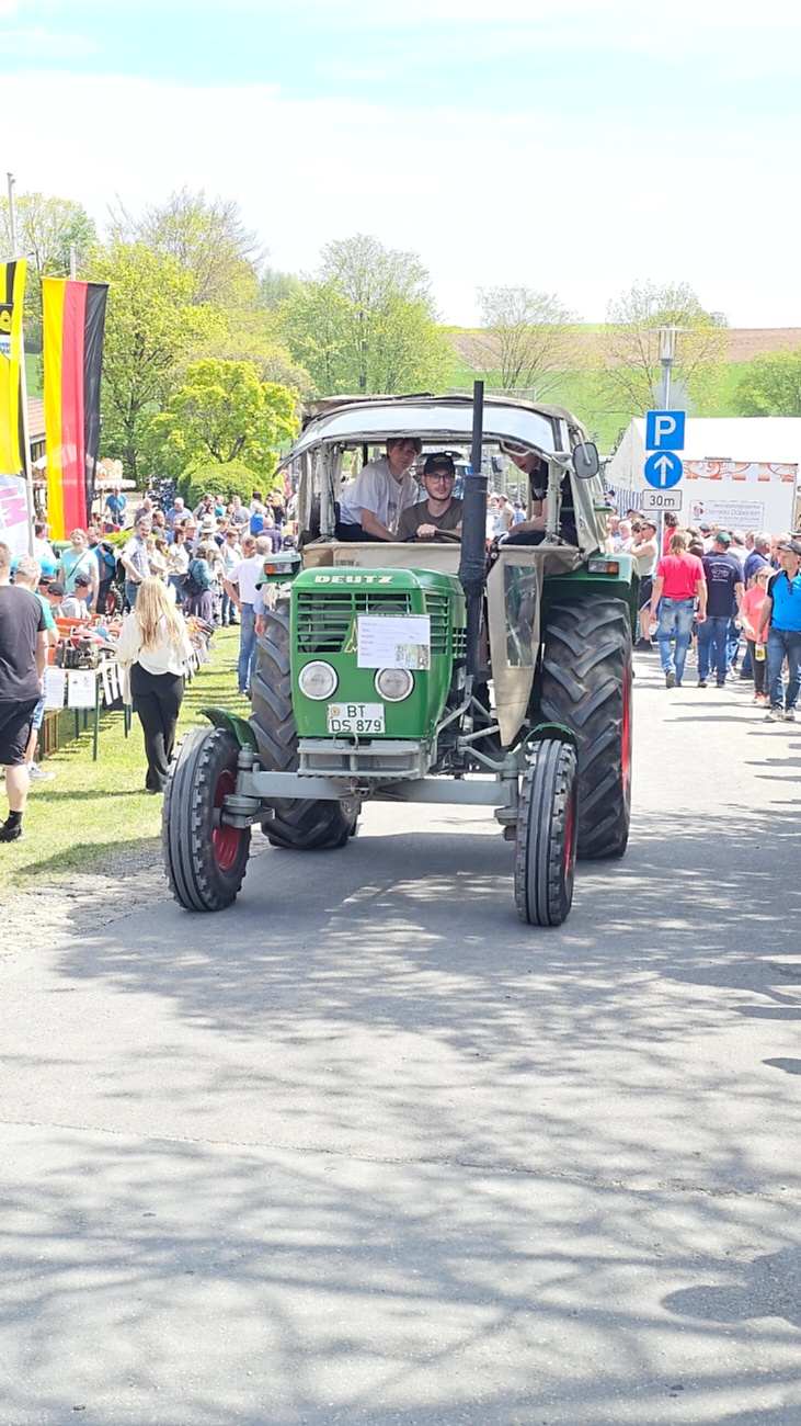 Bulldogtreffen in Kirchenpingarten... die Ausfahrt um 13:30Uhr.
Hunderte Oldtimer-Schlepper nahmen an der Rundfahrt teil.
Zahlreiche Besucher staunten und jubelten den Schleppern und deren Fahrern zu.
