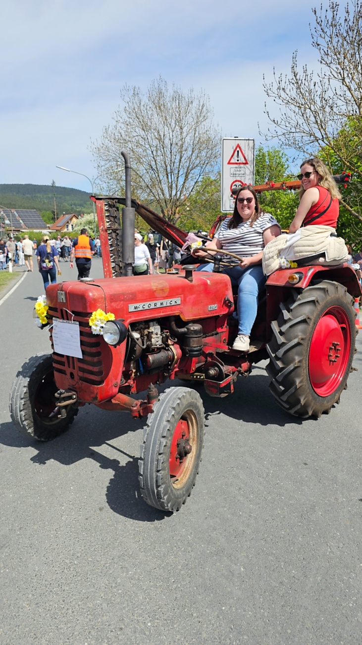 Bulldogtreffen in Kirchenpingarten... die Ausfahrt um 13:30Uhr.
Hunderte Oldtimer-Schlepper nahmen an der Rundfahrt teil.
Zahlreiche Besucher staunten und jubelten den Schleppern und deren Fahrern zu.
