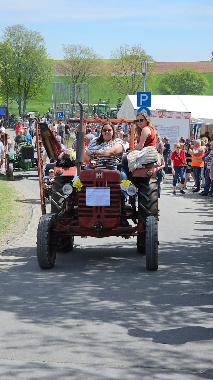 Bulldogtreffen in Kirchenpingarten... die Ausfahrt um 13:30Uhr.
Hunderte Oldtimer-Schlepper nahmen an der Rundfahrt teil.
Zahlreiche Besucher staunten und jubelten den Schleppern und deren Fahrern zu.