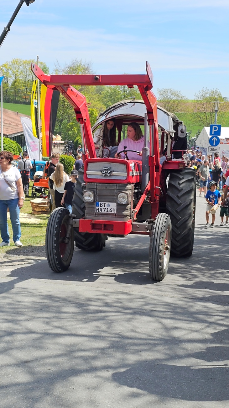 Bulldogtreffen in Kirchenpingarten... die Ausfahrt um 13:30Uhr.
Hunderte Oldtimer-Schlepper nahmen an der Rundfahrt teil.
Zahlreiche Besucher staunten und jubelten den Schleppern und deren Fahrern zu.