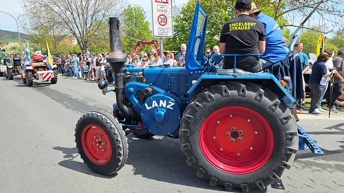 Bulldogtreffen in Kirchenpingarten... die Ausfahrt um 13:30Uhr.
Hunderte Oldtimer-Schlepper nahmen an der Rundfahrt teil.
Zahlreiche Besucher staunten und jubelten den Schleppern und deren Fahrern zu.