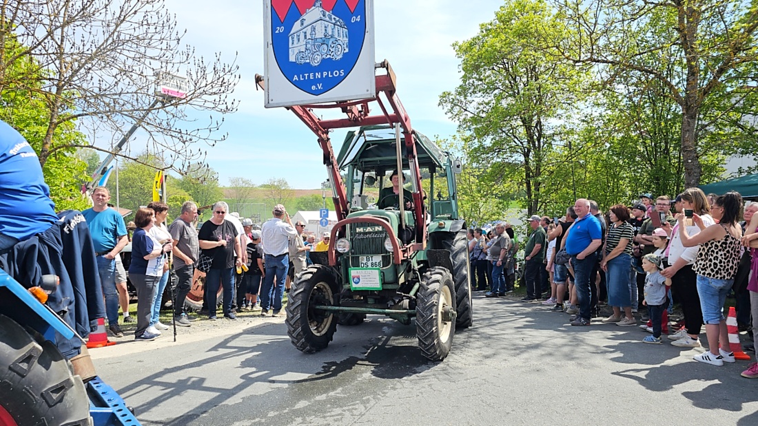 Bulldogtreffen in Kirchenpingarten... die Ausfahrt um 13:30Uhr.
Hunderte Oldtimer-Schlepper nahmen an der Rundfahrt teil.
Zahlreiche Besucher staunten und jubelten den Schleppern und deren Fahrern zu.