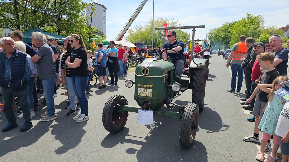 Bulldogtreffen in Kirchenpingarten... die Ausfahrt um 13:30Uhr.
Hunderte Oldtimer-Schlepper nahmen an der Rundfahrt teil.
Zahlreiche Besucher staunten und jubelten den Schleppern und deren Fahrern zu.