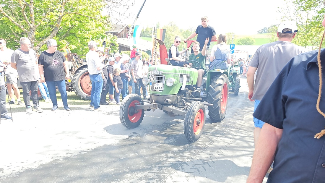 Bulldogtreffen in Kirchenpingarten... die Ausfahrt um 13:30Uhr.
Hunderte Oldtimer-Schlepper nahmen an der Rundfahrt teil.
Zahlreiche Besucher staunten und jubelten den Schleppern und deren Fahrern zu.