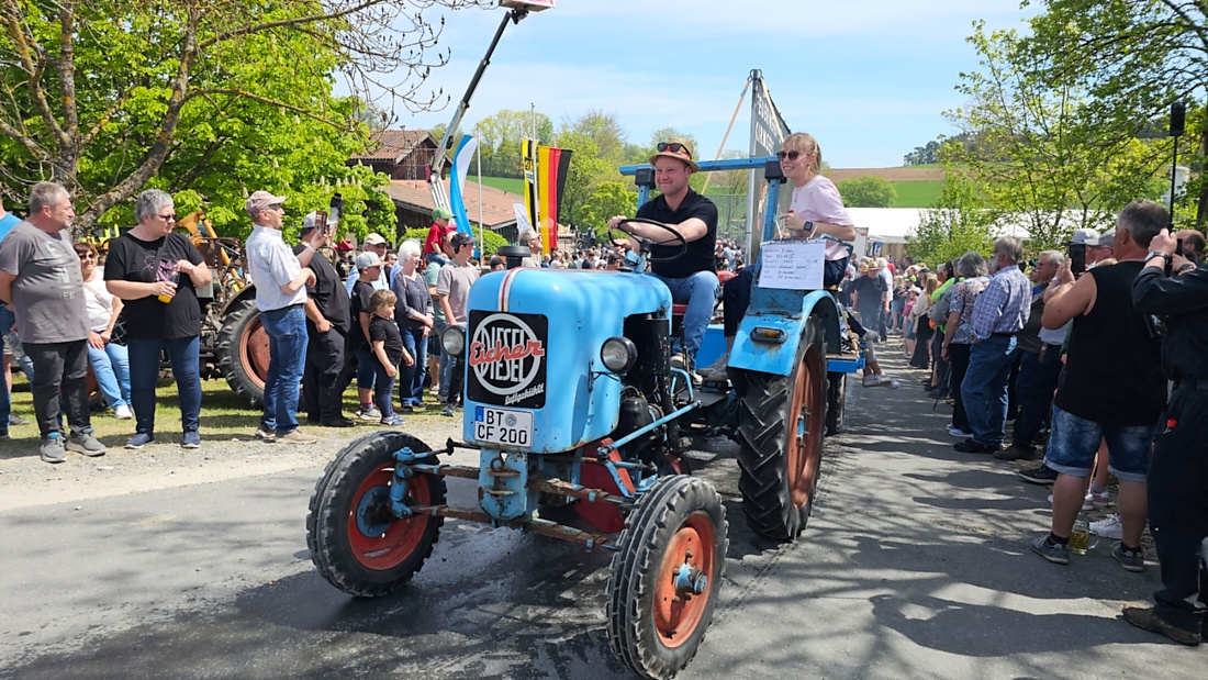 Bulldogtreffen in Kirchenpingarten... die Ausfahrt um 13:30Uhr.
Hunderte Oldtimer-Schlepper nahmen an der Rundfahrt teil.
Zahlreiche Besucher staunten und jubelten den Schleppern und deren Fahrern zu.