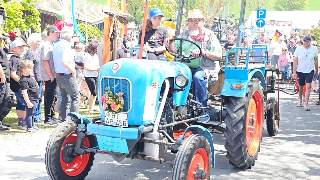 Bulldogtreffen in Kirchenpingarten... die Ausfahrt um 13:30Uhr.
Hunderte Oldtimer-Schlepper nahmen an der Rundfahrt teil.
Zahlreiche Besucher staunten und jubelten den Schleppern und deren Fahrern zu.