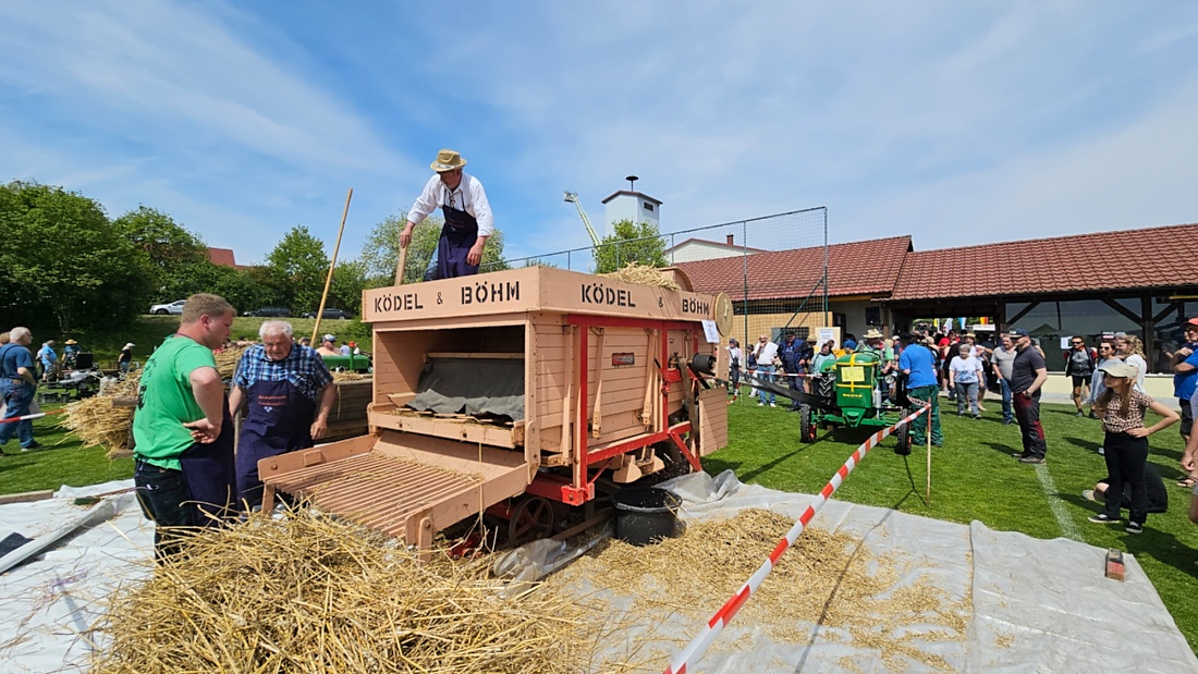 Bulldog und Oldtimertreffen in Kirchenpingarten...

Eine ca. 100 Jahre alte Dreschmaschine wurde in Betrieb genommen und von mehreren Männern bedient.
Zahlreiche Zuschauer verfolgten das historische Geschehen.
