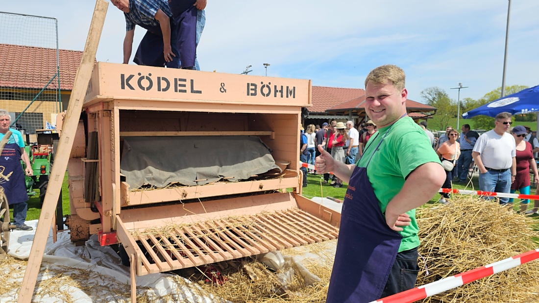 Bulldog und Oldtimertreffen in Kirchenpingarten...

Eine ca. 100 Jahre alte Dreschmaschine wurde in Betrieb genommen und von mehreren Männern bedient.
Zahlreiche Zuschauer verfolgten das historische Geschehen.