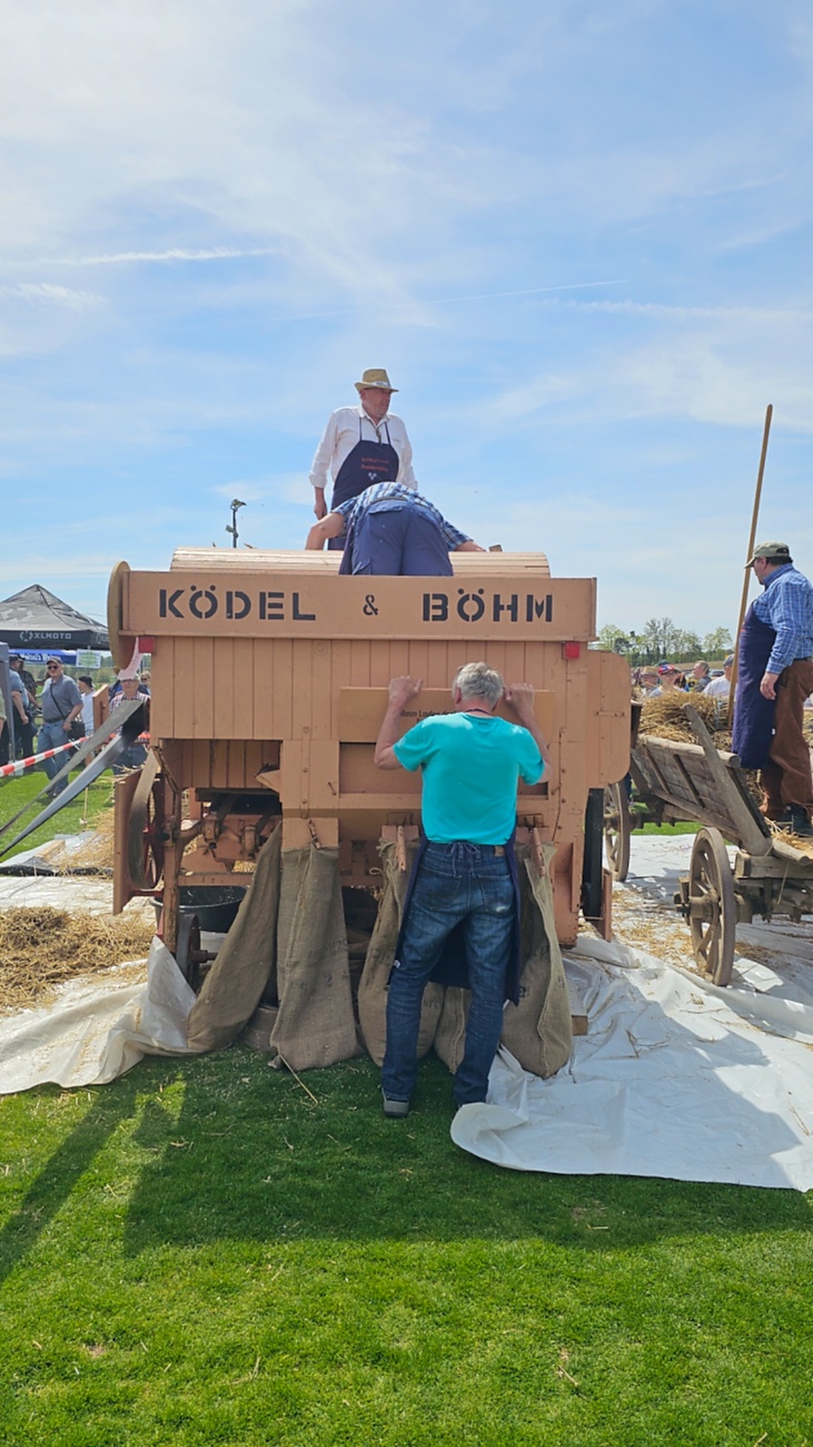 Bulldog und Oldtimertreffen in Kirchenpingarten...

Eine ca. 100 Jahre alte Dreschmaschine wurde in Betrieb genommen und von mehreren Männern bedient.
Zahlreiche Zuschauer verfolgten das historische Geschehen.