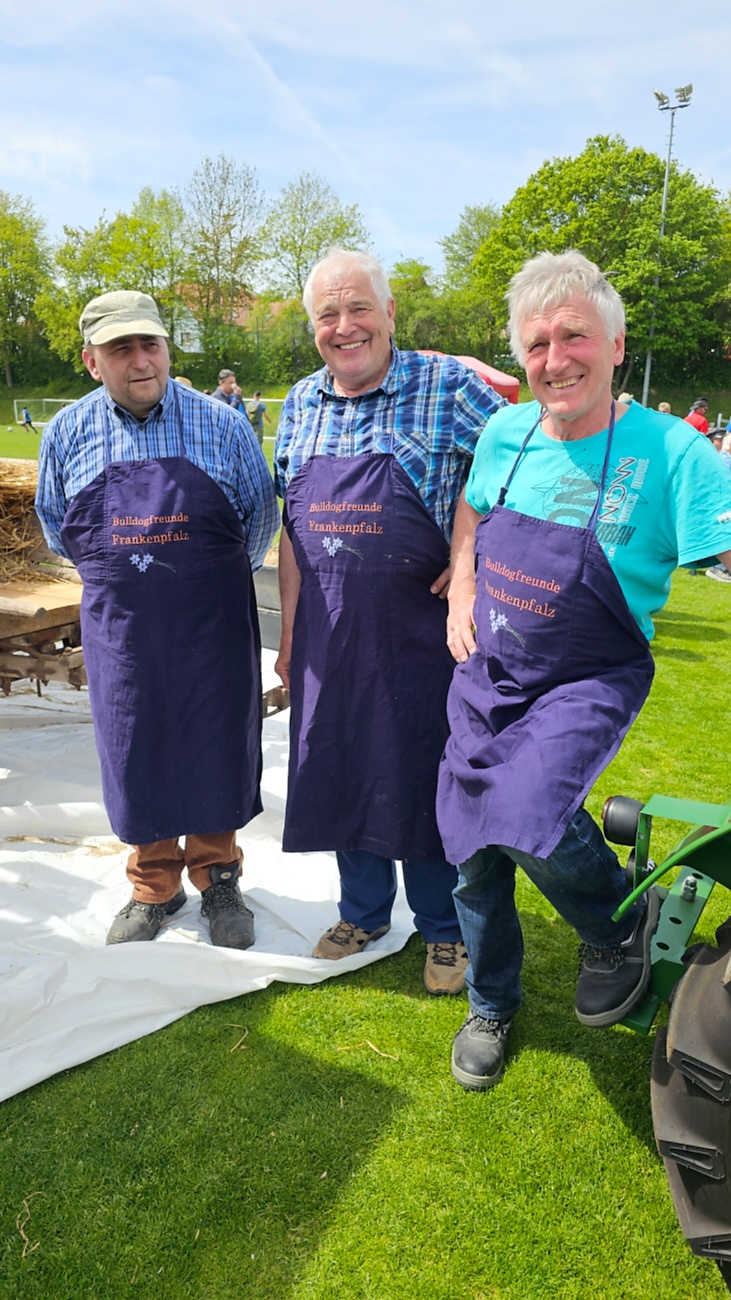 Bulldog und Oldtimertreffen in Kirchenpingarten...

Eine ca. 100 Jahre alte Dreschmaschine wurde in Betrieb genommen und von mehreren Männern bedient.
Zahlreiche Zuschauer verfolgten das historische Geschehen.