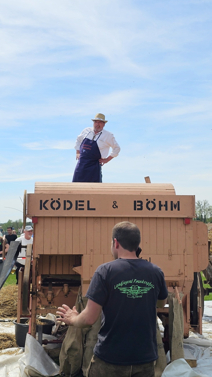 Bulldog und Oldtimertreffen in Kirchenpingarten...

Eine ca. 100 Jahre alte Dreschmaschine wurde in Betrieb genommen und von mehreren Männern bedient.
Zahlreiche Zuschauer verfolgten das historische Geschehen.
