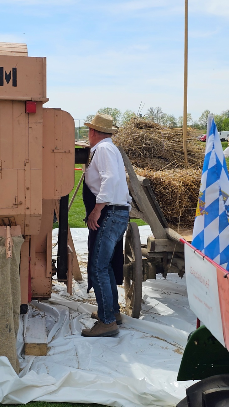 Bulldog und Oldtimertreffen in Kirchenpingarten...

Eine ca. 100 Jahre alte Dreschmaschine wurde in Betrieb genommen und von mehreren Männern bedient.
Zahlreiche Zuschauer verfolgten das historische Geschehen.