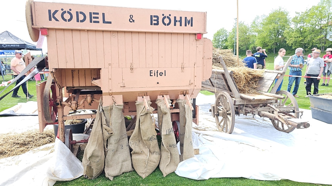 Bulldog und Oldtimertreffen in Kirchenpingarten...

Eine ca. 100 Jahre alte Dreschmaschine wurde in Betrieb genommen und von mehreren Männern bedient.
Zahlreiche Zuschauer verfolgten das historische Geschehen.