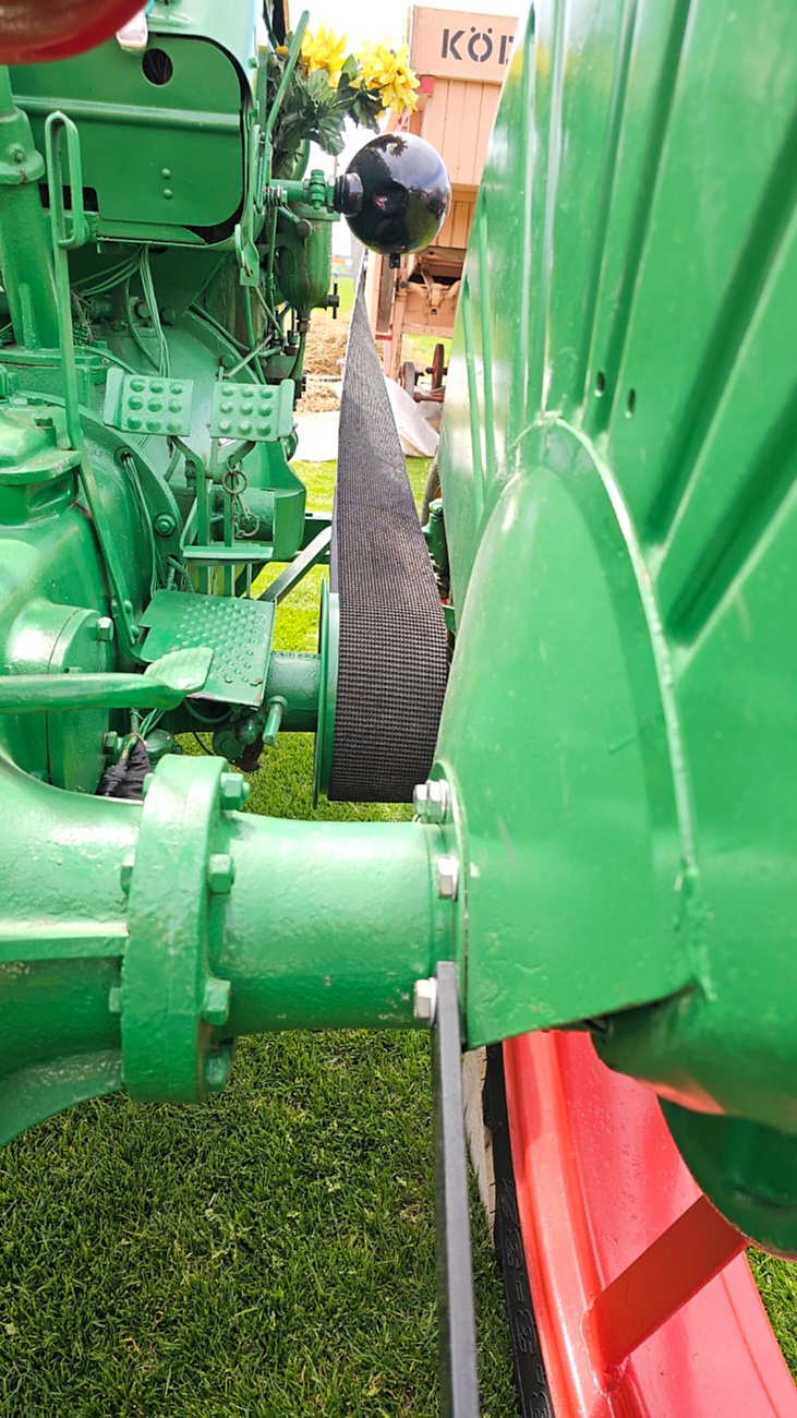 Bulldog und Oldtimertreffen in Kirchenpingarten...

Eine ca. 100 Jahre alte Dreschmaschine wurde in Betrieb genommen und von mehreren Männern bedient.
Zahlreiche Zuschauer verfolgten das historische Geschehen.