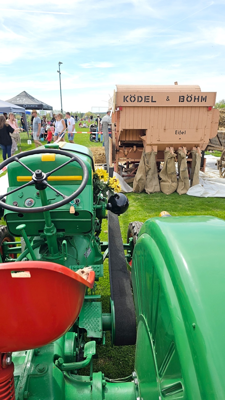 Bulldog und Oldtimertreffen in Kirchenpingarten...

Eine ca. 100 Jahre alte Dreschmaschine wurde in Betrieb genommen und von mehreren Männern bedient.
Zahlreiche Zuschauer verfolgten das historische Geschehen.