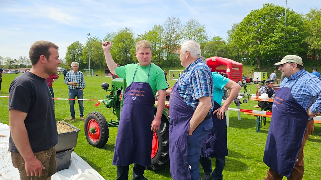 Bulldog und Oldtimertreffen in Kirchenpingarten...

Eine ca. 100 Jahre alte Dreschmaschine wurde in Betrieb genommen und von mehreren Männern bedient.
Zahlreiche Zuschauer verfolgten das historische Geschehen.