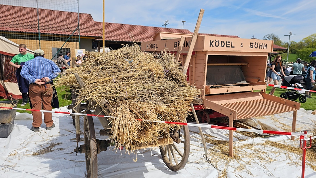 Bulldog und Oldtimertreffen in Kirchenpingarten...

Eine ca. 100 Jahre alte Dreschmaschine wurde in Betrieb genommen und von mehreren Männern bedient.
Zahlreiche Zuschauer verfolgten das historische Geschehen.