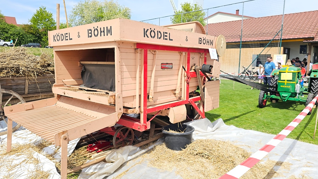 Bulldog und Oldtimertreffen in Kirchenpingarten...

Eine ca. 100 Jahre alte Dreschmaschine wurde in Betrieb genommen und von mehreren Männern bedient.
Zahlreiche Zuschauer verfolgten das historische Geschehen.