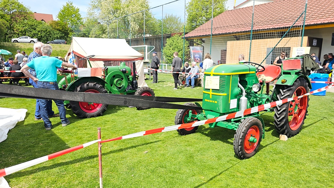 Bulldog und Oldtimertreffen in Kirchenpingarten...

Eine ca. 100 Jahre alte Dreschmaschine wurde in Betrieb genommen und von mehreren Männern bedient.
Zahlreiche Zuschauer verfolgten das historische Geschehen.