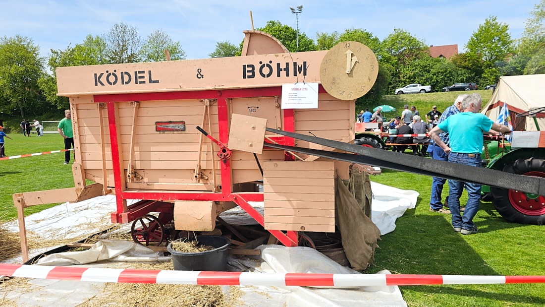 Bulldog und Oldtimertreffen in Kirchenpingarten...

Eine ca. 100 Jahre alte Dreschmaschine wurde in Betrieb genommen und von mehreren Männern bedient.
Zahlreiche Zuschauer verfolgten das historische Geschehen.