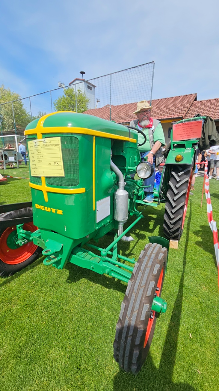 Bulldog und Oldtimertreffen in Kirchenpingarten...

Eine ca. 100 Jahre alte Dreschmaschine wurde in Betrieb genommen und von mehreren Männern bedient.
Zahlreiche Zuschauer verfolgten das historische Geschehen.