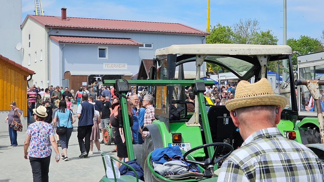 Oldtimer- und Traktortreffen in Kirchenpingarten.
Am 3. Mai 2026 war es wieder soweit...
das Frankenpfälzer Bulldogtreffen lockte hunderte historische Schlepper in den kleinen Ort.
Das Wetter war mit ca. 26 Grad einfach nur herrlich. Die Besucher waren bestens versorgt. 
Organisiert wurde dieses Bulldogtreffen von Peter Heser, der FFW Kirchenpingarten und seinen zahlreichen Mitstreitern...