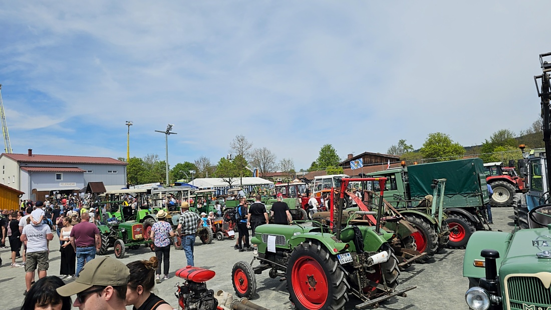 Oldtimer- und Traktortreffen in Kirchenpingarten.
Am 3. Mai 2026 war es wieder soweit...
das Frankenpfälzer Bulldogtreffen lockte hunderte historische Schlepper in den kleinen Ort.
Das Wetter war mit ca. 26 Grad einfach nur herrlich. Die Besucher waren bestens versorgt. 
Organisiert wurde dieses Bulldogtreffen von Peter Heser, der FFW Kirchenpingarten und seinen zahlreichen Mitstreitern...