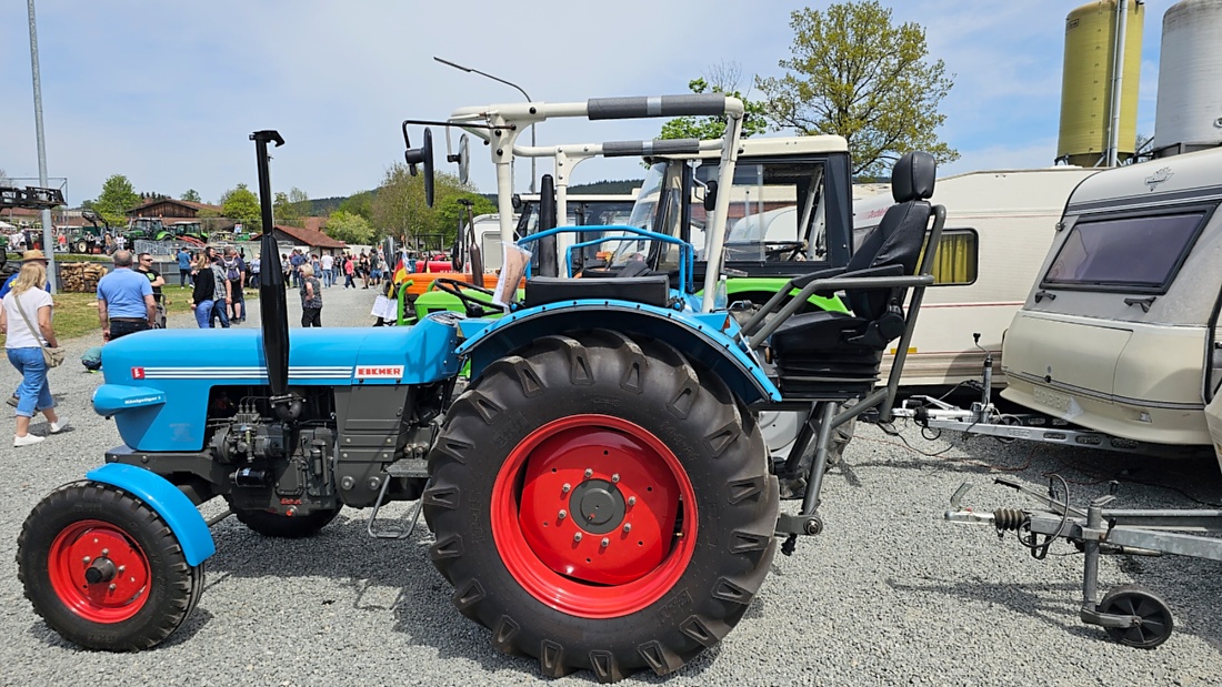 Oldtimer- und Traktortreffen in Kirchenpingarten.
Am 3. Mai 2026 war es wieder soweit...
das Frankenpfälzer Bulldogtreffen lockte hunderte historische Schlepper in den kleinen Ort.
Das Wetter war mit ca. 26 Grad einfach nur herrlich. Die Besucher waren bestens versorgt. 
Organisiert wurde dieses Bulldogtreffen von Peter Heser, der FFW Kirchenpingarten und seinen zahlreichen Mitstreitern...