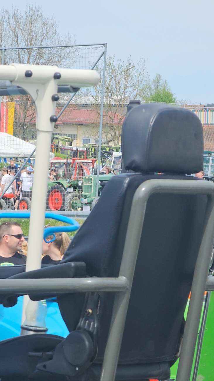 Oldtimer- und Traktortreffen in Kirchenpingarten.
Am 3. Mai 2026 war es wieder soweit...
das Frankenpfälzer Bulldogtreffen lockte hunderte historische Schlepper in den kleinen Ort.
Das Wetter war mit ca. 26 Grad einfach nur herrlich. Die Besucher waren bestens versorgt. 
Organisiert wurde dieses Bulldogtreffen von Peter Heser, der FFW Kirchenpingarten und seinen zahlreichen Mitstreitern...