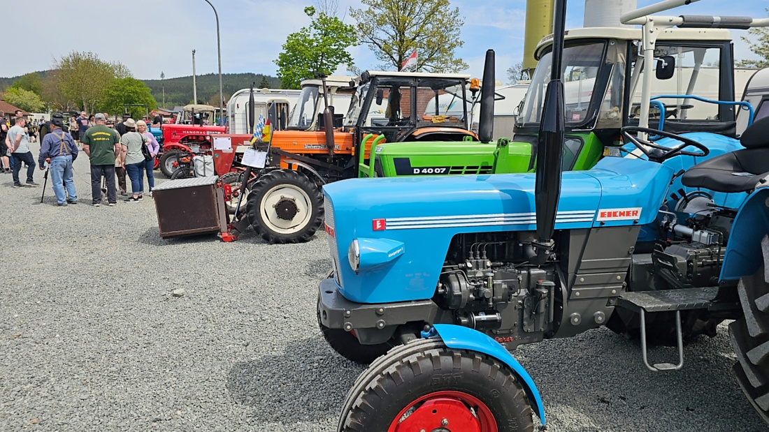 Oldtimer- und Traktortreffen in Kirchenpingarten.
Am 3. Mai 2026 war es wieder soweit...
das Frankenpfälzer Bulldogtreffen lockte hunderte historische Schlepper in den kleinen Ort.
Das Wetter war mit ca. 26 Grad einfach nur herrlich. Die Besucher waren bestens versorgt. 
Organisiert wurde dieses Bulldogtreffen von Peter Heser, der FFW Kirchenpingarten und seinen zahlreichen Mitstreitern...