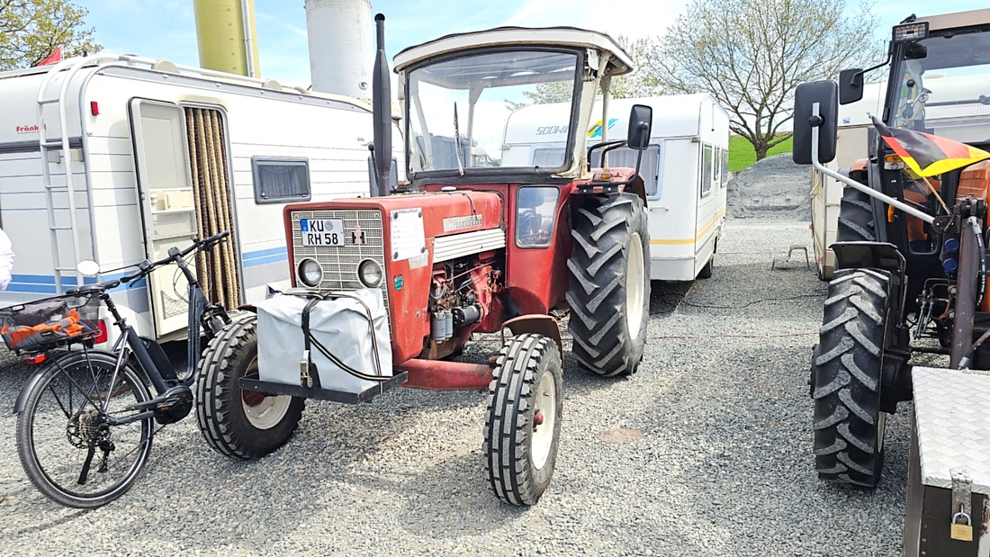 Oldtimer- und Traktortreffen in Kirchenpingarten.
Am 3. Mai 2026 war es wieder soweit...
das Frankenpfälzer Bulldogtreffen lockte hunderte historische Schlepper in den kleinen Ort.
Das Wetter war mit ca. 26 Grad einfach nur herrlich. Die Besucher waren bestens versorgt. 
Organisiert wurde dieses Bulldogtreffen von Peter Heser, der FFW Kirchenpingarten und seinen zahlreichen Mitstreitern...