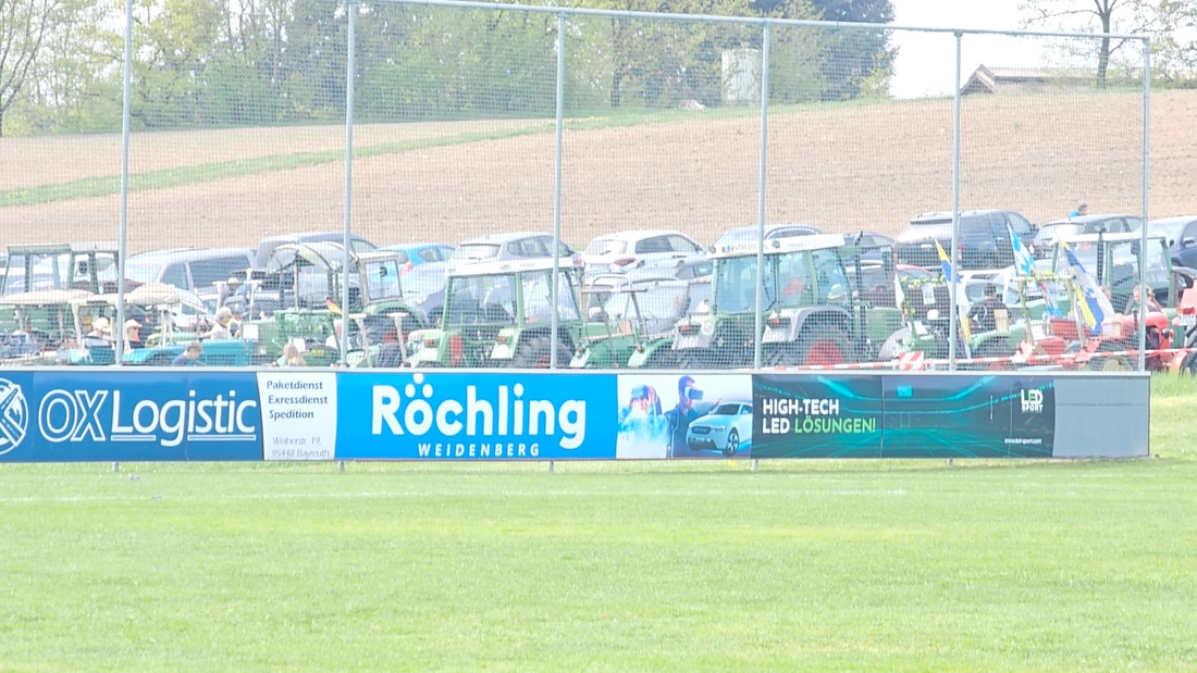 Oldtimer- und Traktortreffen in Kirchenpingarten.
Am 3. Mai 2026 war es wieder soweit...
das Frankenpfälzer Bulldogtreffen lockte hunderte historische Schlepper in den kleinen Ort.
Das Wetter war mit ca. 26 Grad einfach nur herrlich. Die Besucher waren bestens versorgt. 
Organisiert wurde dieses Bulldogtreffen von Peter Heser, der FFW Kirchenpingarten und seinen zahlreichen Mitstreitern...