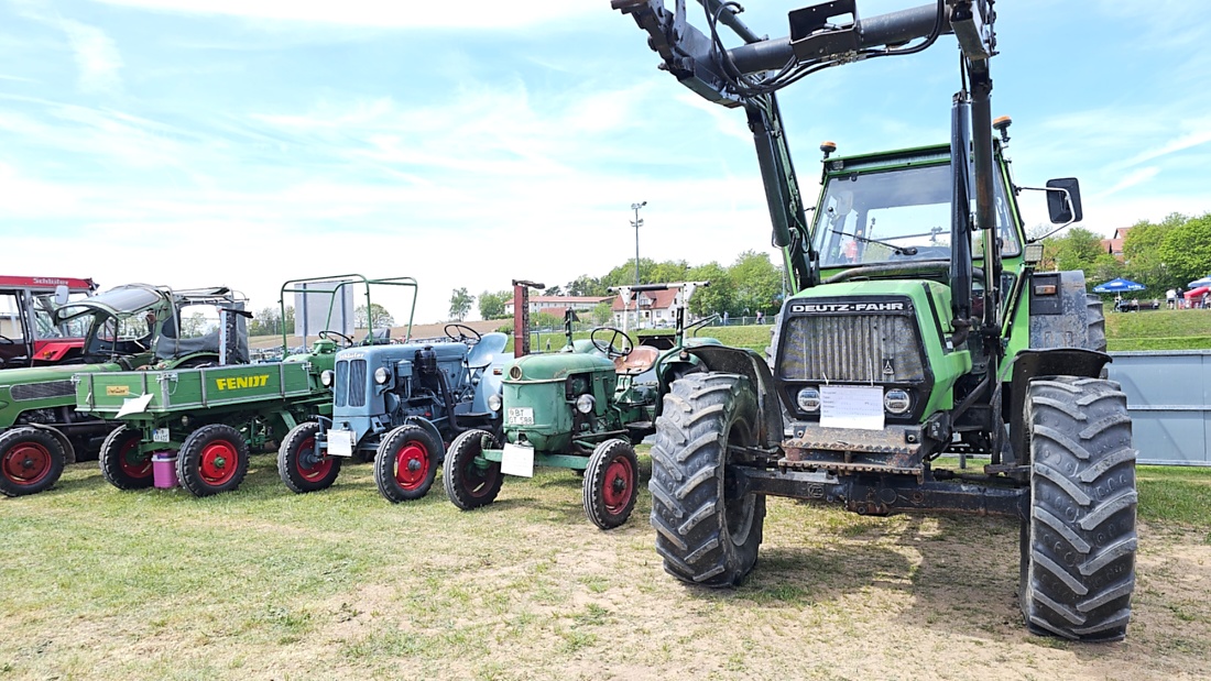 Oldtimer- und Traktortreffen in Kirchenpingarten.
Am 3. Mai 2026 war es wieder soweit...
das Frankenpfälzer Bulldogtreffen lockte hunderte historische Schlepper in den kleinen Ort.
Das Wetter war mit ca. 26 Grad einfach nur herrlich. Die Besucher waren bestens versorgt. 
Organisiert wurde dieses Bulldogtreffen von Peter Heser, der FFW Kirchenpingarten und seinen zahlreichen Mitstreitern...