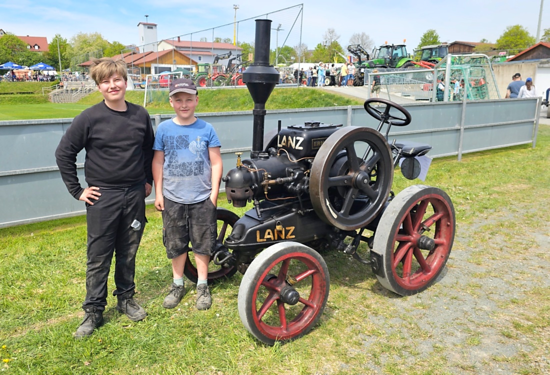 Oldtimer- und Traktortreffen in Kirchenpingarten.
Am 3. Mai 2026 war es wieder soweit...
das Frankenpfälzer Bulldogtreffen lockte hunderte historische Schlepper in den kleinen Ort.
Das Wetter war mit ca. 26 Grad einfach nur herrlich. Die Besucher waren bestens versorgt. 
Organisiert wurde dieses Bulldogtreffen von Peter Heser, der FFW Kirchenpingarten und seinen zahlreichen Mitstreitern...