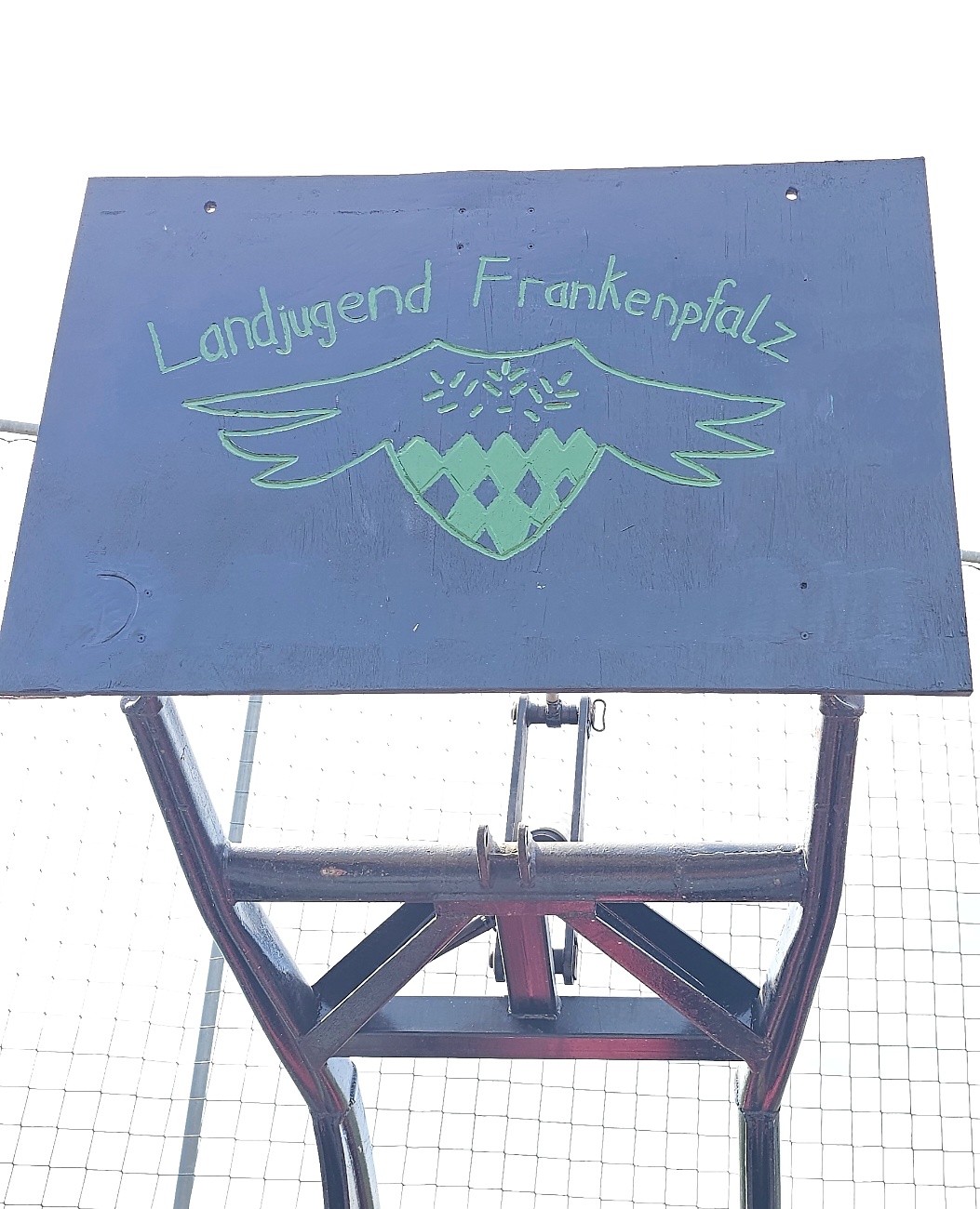 Oldtimer- und Traktortreffen in Kirchenpingarten.
Am 3. Mai 2026 war es wieder soweit...
das Frankenpfälzer Bulldogtreffen lockte hunderte historische Schlepper in den kleinen Ort.
Das Wetter war mit ca. 26 Grad einfach nur herrlich. Die Besucher waren bestens versorgt. 
Organisiert wurde dieses Bulldogtreffen von Peter Heser, der FFW Kirchenpingarten und seinen zahlreichen Mitstreitern...