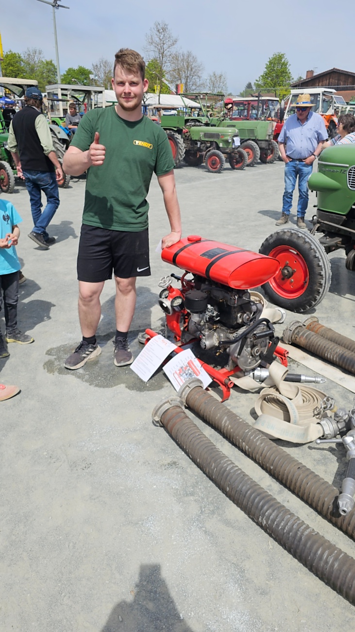 Oldtimer- und Traktortreffen in Kirchenpingarten.
Am 3. Mai 2026 war es wieder soweit...
das Frankenpfälzer Bulldogtreffen lockte hunderte historische Schlepper in den kleinen Ort.
Das Wetter war mit ca. 26 Grad einfach nur herrlich. Die Besucher waren bestens versorgt. 
Organisiert wurde dieses Bulldogtreffen von Peter Heser, der FFW Kirchenpingarten und seinen zahlreichen Mitstreitern...