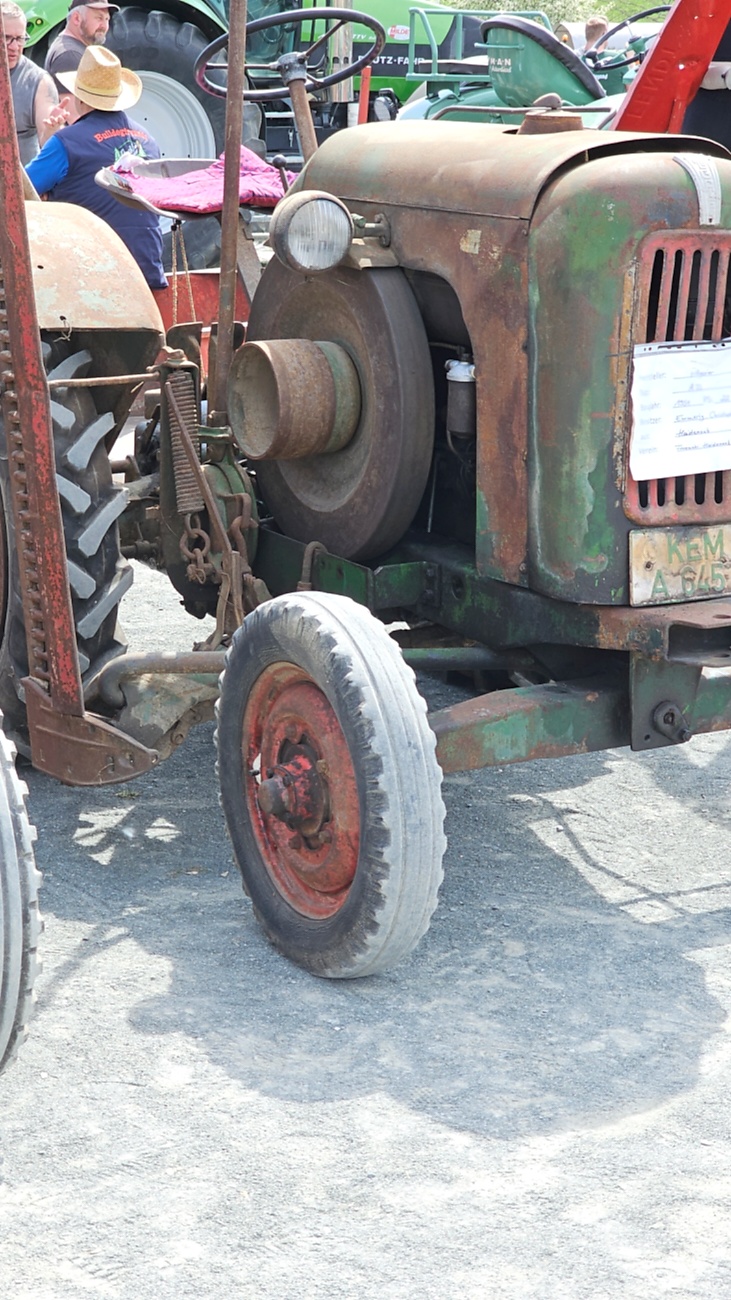 Oldtimer- und Traktortreffen in Kirchenpingarten.
Am 3. Mai 2026 war es wieder soweit...
das Frankenpfälzer Bulldogtreffen lockte hunderte historische Schlepper in den kleinen Ort.
Das Wetter war mit ca. 26 Grad einfach nur herrlich. Die Besucher waren bestens versorgt. 
Organisiert wurde dieses Bulldogtreffen von Peter Heser, der FFW Kirchenpingarten und seinen zahlreichen Mitstreitern...