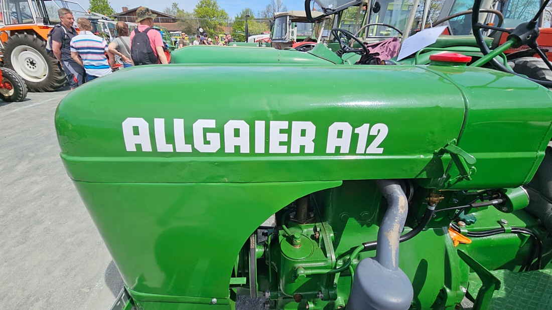 Oldtimer- und Traktortreffen in Kirchenpingarten.
Am 3. Mai 2026 war es wieder soweit...
das Frankenpfälzer Bulldogtreffen lockte hunderte historische Schlepper in den kleinen Ort.
Das Wetter war mit ca. 26 Grad einfach nur herrlich. Die Besucher waren bestens versorgt. 
Organisiert wurde dieses Bulldogtreffen von Peter Heser, der FFW Kirchenpingarten und seinen zahlreichen Mitstreitern...