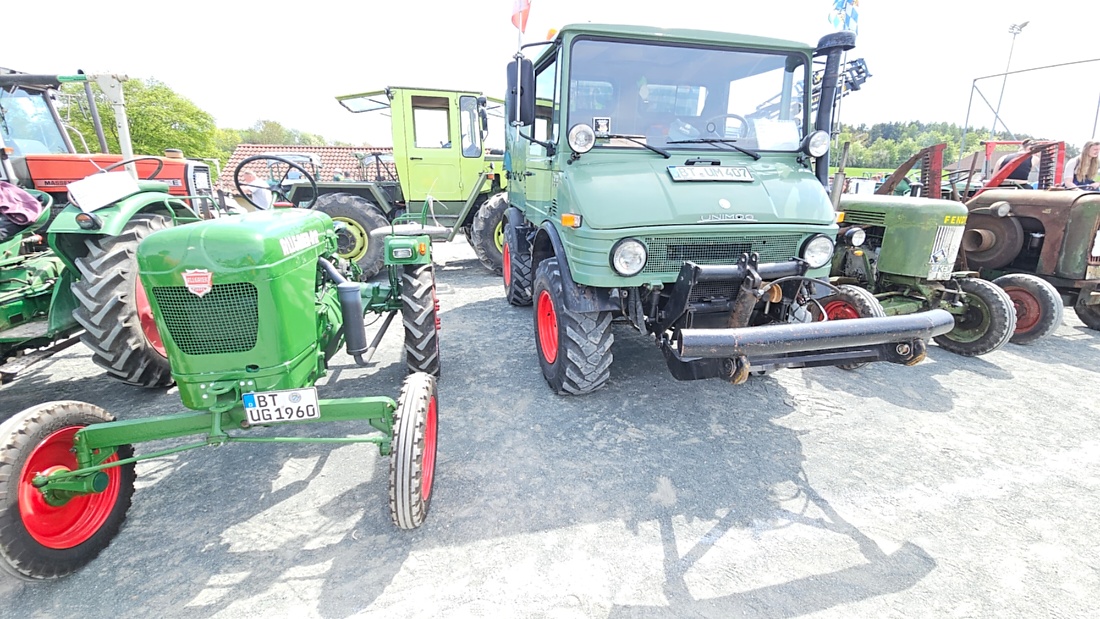Oldtimer- und Traktortreffen in Kirchenpingarten.
Am 3. Mai 2026 war es wieder soweit...
das Frankenpfälzer Bulldogtreffen lockte hunderte historische Schlepper in den kleinen Ort.
Das Wetter war mit ca. 26 Grad einfach nur herrlich. Die Besucher waren bestens versorgt. 
Organisiert wurde dieses Bulldogtreffen von Peter Heser, der FFW Kirchenpingarten und seinen zahlreichen Mitstreitern...