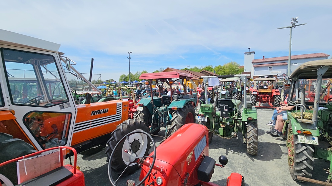 Oldtimer- und Traktortreffen in Kirchenpingarten.
Am 3. Mai 2026 war es wieder soweit...
das Frankenpfälzer Bulldogtreffen lockte hunderte historische Schlepper in den kleinen Ort.
Das Wetter war mit ca. 26 Grad einfach nur herrlich. Die Besucher waren bestens versorgt. 
Organisiert wurde dieses Bulldogtreffen von Peter Heser, der FFW Kirchenpingarten und seinen zahlreichen Mitstreitern...