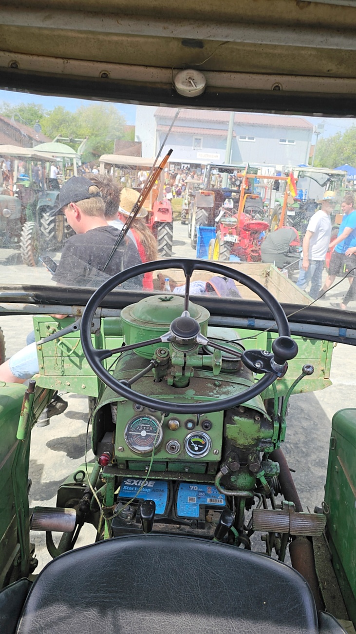 Oldtimer- und Traktortreffen in Kirchenpingarten.
Am 3. Mai 2026 war es wieder soweit...
das Frankenpfälzer Bulldogtreffen lockte hunderte historische Schlepper in den kleinen Ort.
Das Wetter war mit ca. 26 Grad einfach nur herrlich. Die Besucher waren bestens versorgt. 
Organisiert wurde dieses Bulldogtreffen von Peter Heser, der FFW Kirchenpingarten und seinen zahlreichen Mitstreitern...