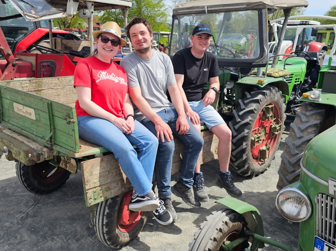 Oldtimer- und Traktortreffen in Kirchenpingarten.
Am 3. Mai 2026 war es wieder soweit...
das Frankenpfälzer Bulldogtreffen lockte hunderte historische Schlepper in den kleinen Ort.
Das Wetter war mit ca. 26 Grad einfach nur herrlich. Die Besucher waren bestens versorgt. 
Organisiert wurde dieses Bulldogtreffen von Peter Heser, der FFW Kirchenpingarten und seinen zahlreichen Mitstreitern...
