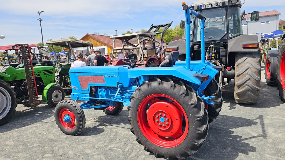 Oldtimer- und Traktortreffen in Kirchenpingarten.
Am 3. Mai 2026 war es wieder soweit...
das Frankenpfälzer Bulldogtreffen lockte hunderte historische Schlepper in den kleinen Ort.
Das Wetter war mit ca. 26 Grad einfach nur herrlich. Die Besucher waren bestens versorgt. 
Organisiert wurde dieses Bulldogtreffen von Peter Heser, der FFW Kirchenpingarten und seinen zahlreichen Mitstreitern...