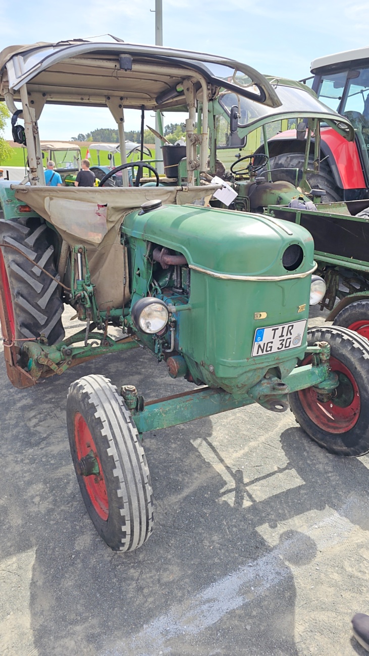 Oldtimer- und Traktortreffen in Kirchenpingarten.
Am 3. Mai 2026 war es wieder soweit...
das Frankenpfälzer Bulldogtreffen lockte hunderte historische Schlepper in den kleinen Ort.
Das Wetter war mit ca. 26 Grad einfach nur herrlich. Die Besucher waren bestens versorgt. 
Organisiert wurde dieses Bulldogtreffen von Peter Heser, der FFW Kirchenpingarten und seinen zahlreichen Mitstreitern...