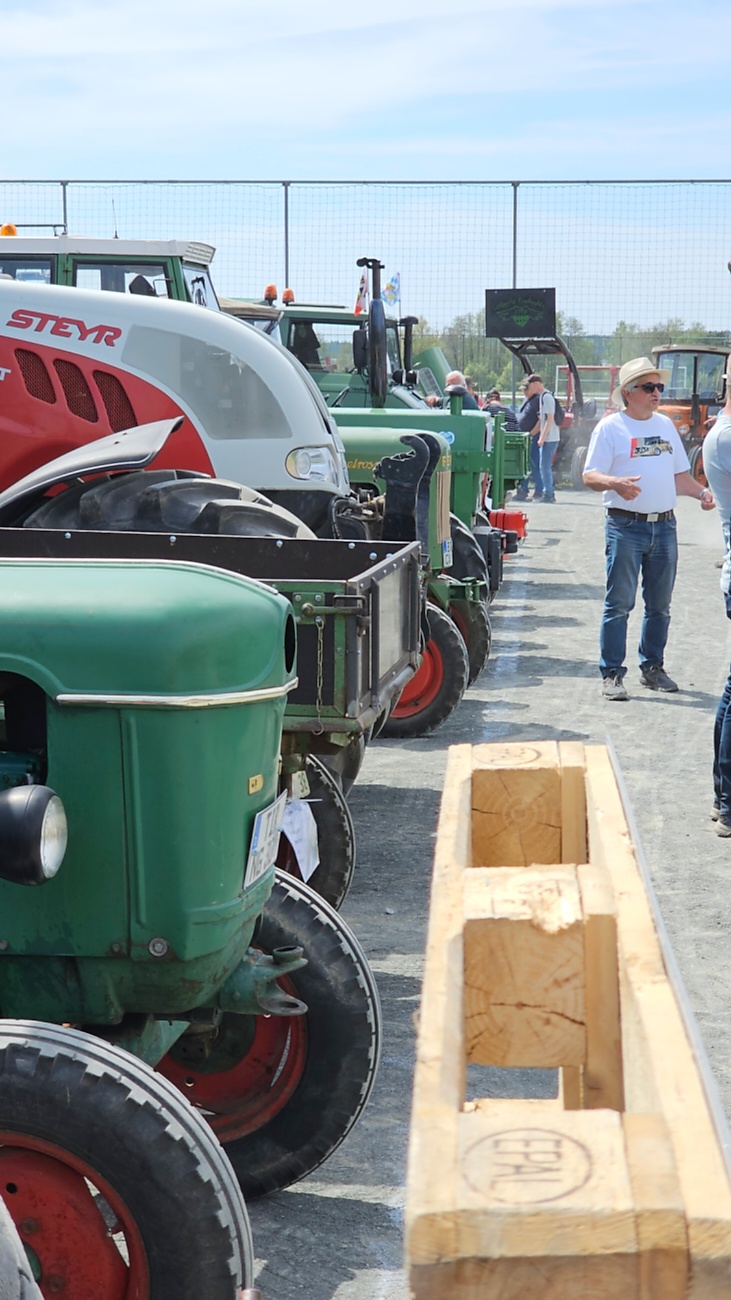 Oldtimer- und Traktortreffen in Kirchenpingarten.
Am 3. Mai 2026 war es wieder soweit...
das Frankenpfälzer Bulldogtreffen lockte hunderte historische Schlepper in den kleinen Ort.
Das Wetter war mit ca. 26 Grad einfach nur herrlich. Die Besucher waren bestens versorgt. 
Organisiert wurde dieses Bulldogtreffen von Peter Heser, der FFW Kirchenpingarten und seinen zahlreichen Mitstreitern...