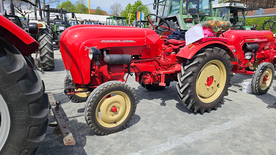 Oldtimer- und Traktortreffen in Kirchenpingarten.
Am 3. Mai 2026 war es wieder soweit...
das Frankenpfälzer Bulldogtreffen lockte hunderte historische Schlepper in den kleinen Ort.
Das Wetter war mit ca. 26 Grad einfach nur herrlich. Die Besucher waren bestens versorgt. 
Organisiert wurde dieses Bulldogtreffen von Peter Heser, der FFW Kirchenpingarten und seinen zahlreichen Mitstreitern...