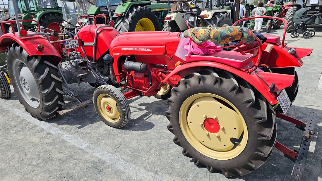 Oldtimer- und Traktortreffen in Kirchenpingarten.
Am 3. Mai 2026 war es wieder soweit...
das Frankenpfälzer Bulldogtreffen lockte hunderte historische Schlepper in den kleinen Ort.
Das Wetter war mit ca. 26 Grad einfach nur herrlich. Die Besucher waren bestens versorgt. 
Organisiert wurde dieses Bulldogtreffen von Peter Heser, der FFW Kirchenpingarten und seinen zahlreichen Mitstreitern...