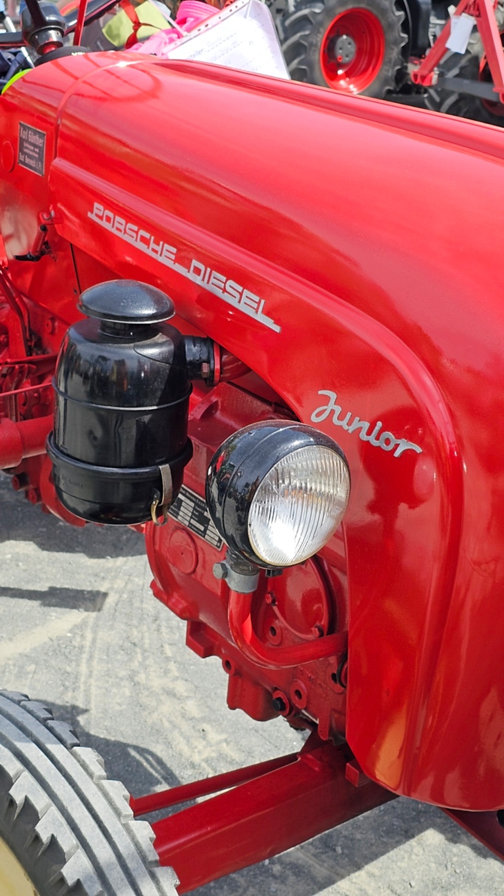 Oldtimer- und Traktortreffen in Kirchenpingarten.
Am 3. Mai 2026 war es wieder soweit...
das Frankenpfälzer Bulldogtreffen lockte hunderte historische Schlepper in den kleinen Ort.
Das Wetter war mit ca. 26 Grad einfach nur herrlich. Die Besucher waren bestens versorgt. 
Organisiert wurde dieses Bulldogtreffen von Peter Heser, der FFW Kirchenpingarten und seinen zahlreichen Mitstreitern...